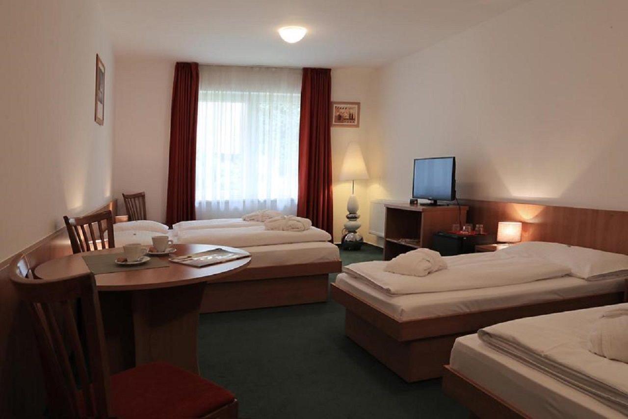 Hotel Popelka Praha Bagian luar foto